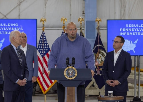 shutterstock_2323728753.jpg I dont know who these people are. Four men give a presentation.